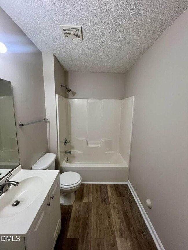 Building Photo - Cozy 1 Bed 1 Bath Available Now! Near Downtown Raleigh!