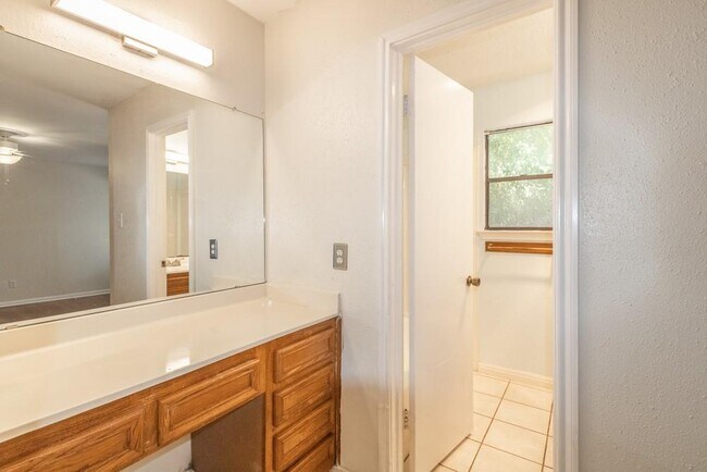 Building Photo - 10200 Missel Thrush Dr