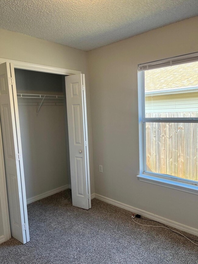 Building Photo - 5574 Huntleigh Pl