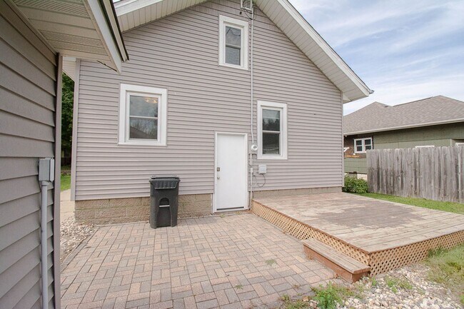 Building Photo - 610 Lyndale St