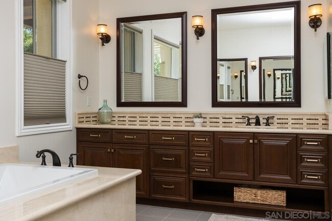 Building Photo - 10879 Equestrian Ridge Ct