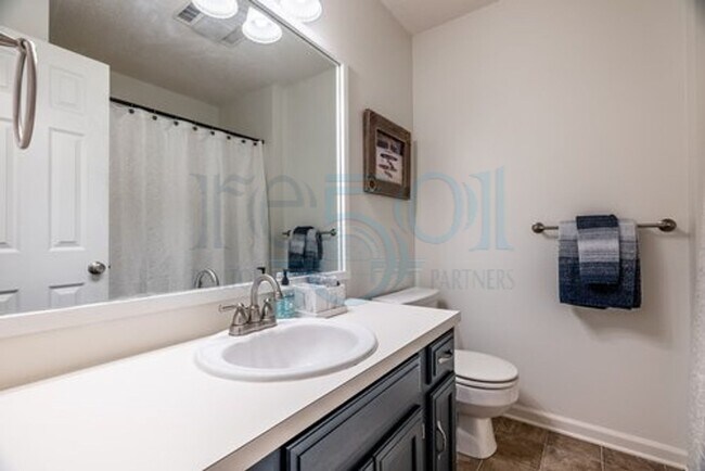 Building Photo - Available in Early August Attn: Pilots! 3BR 2BA Crashpad!