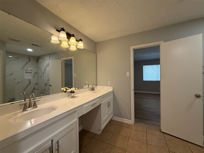 Building Photo - 8322 Sandy Glen Ln