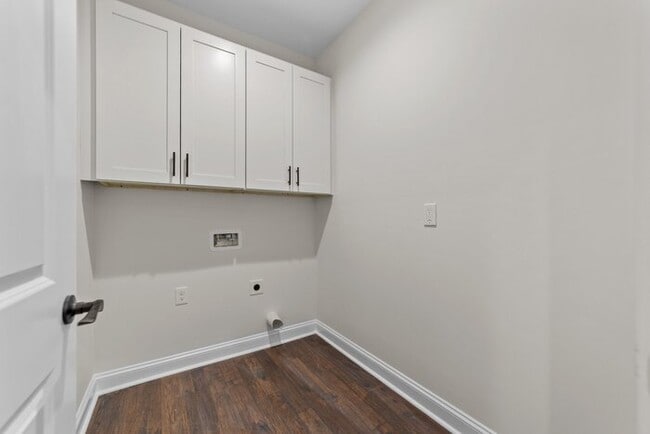 Building Photo - Stunning New Build!