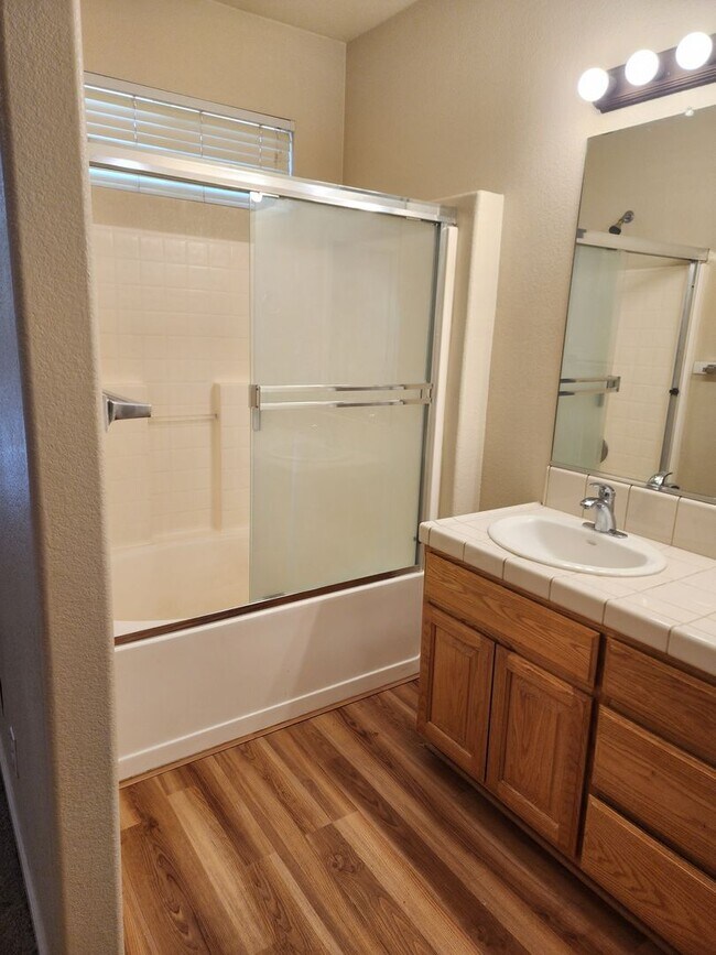 Building Photo - 4 bedroom 2 bathroom home Near Christofferson Pkwy Close to Walnut Elementary, Turlock Jr High Sc...