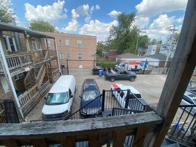 Building Photo - 5252 Roosevelt Rd