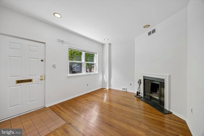 Building Photo - 517 S Randolph Ct