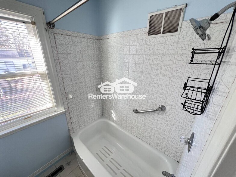 Building Photo - 2949 York Ave N