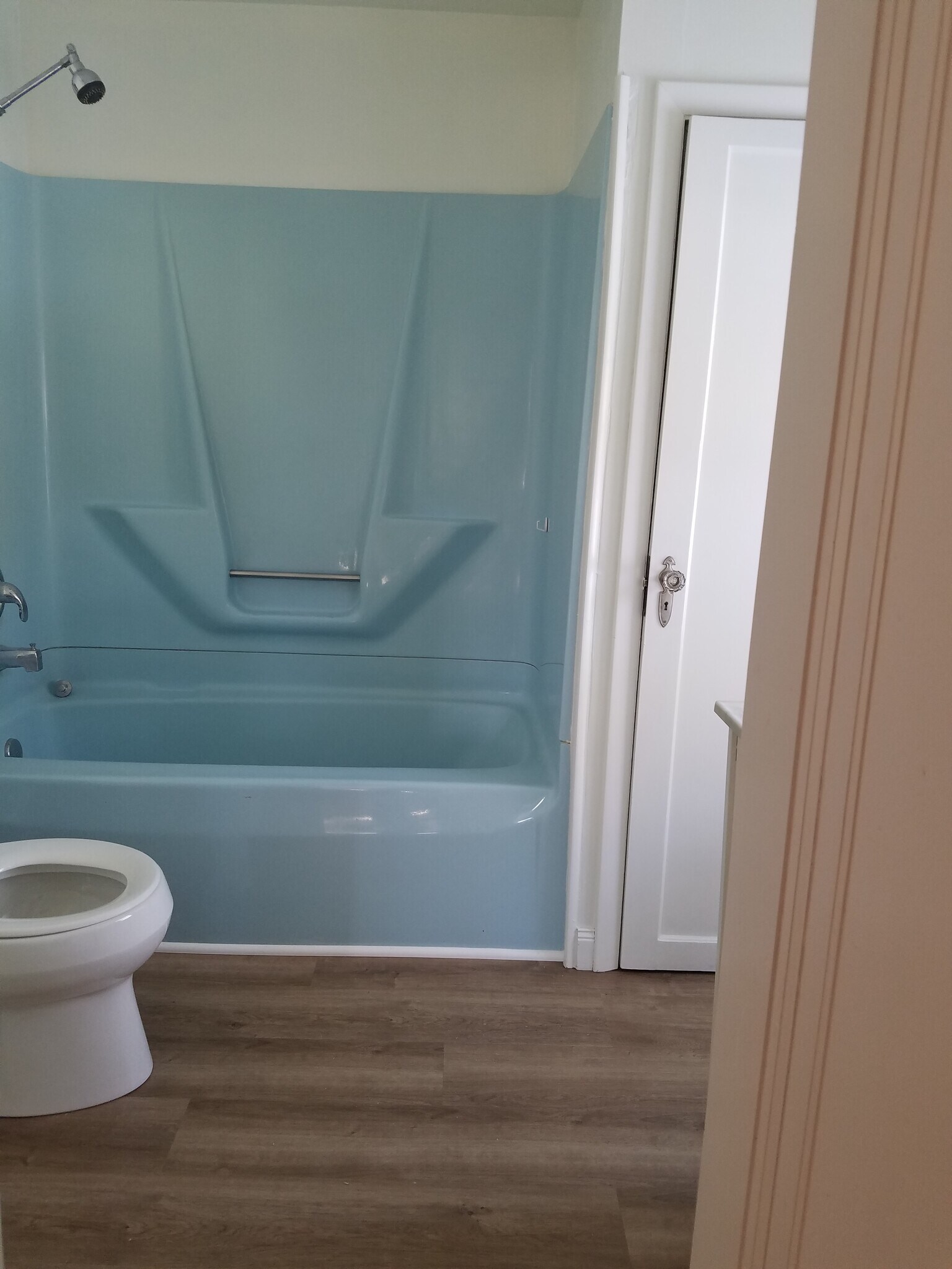 Full bath with new flooring (upstairs) - 2105 Eastlawn Pkwy