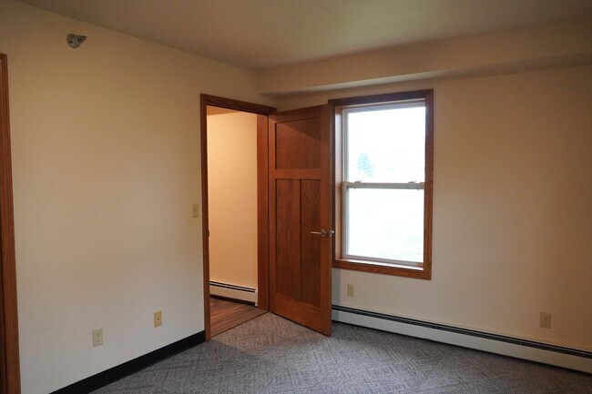 Building Photo - 1 Bedroom, 1 Bath Apartment- All utilities included