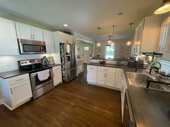 Building Photo - Updated 3 Bedroom Home