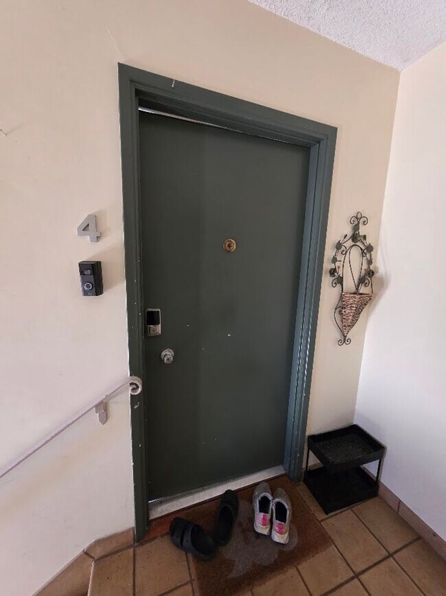 Building Photo - UPPER 1BD/1BA CONDO WITH GARAGE AND COMMON...