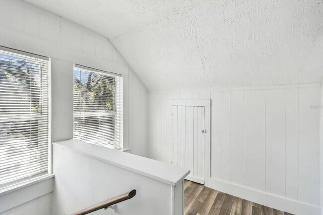 Building Photo - Housing Voucher Accepted: Charming 4-Bedroom Home in Saint Petersburg