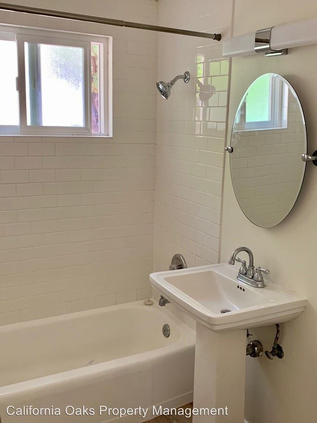 Building Photo - 409 E Oak St