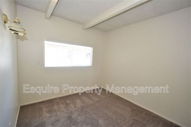 Building Photo - 2050 N Ventura Rd