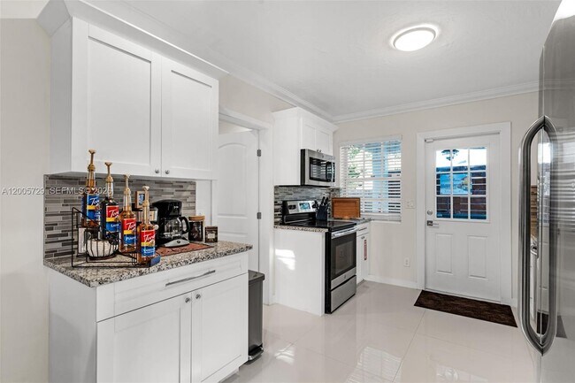 Building Photo - 1075 NE 12th Ave