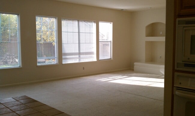 Building Photo - 397 Raven Way