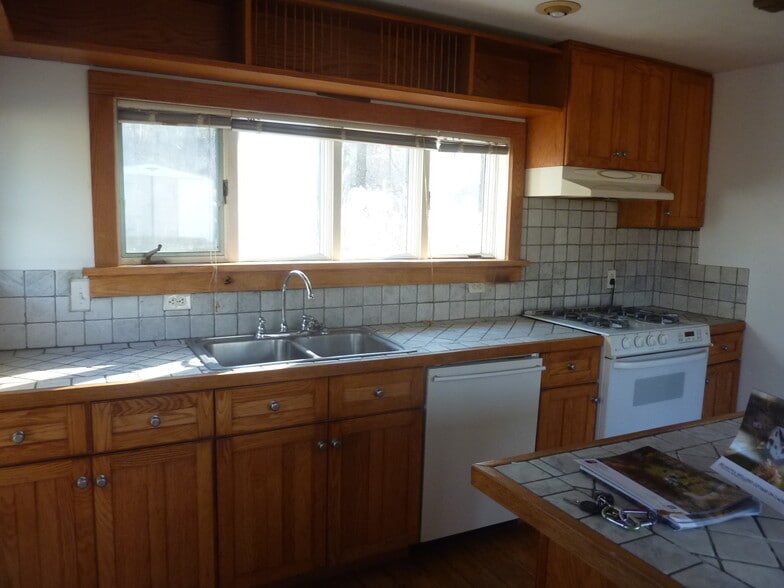 kitchen sink, dishwasher, stove - 61 Christian St