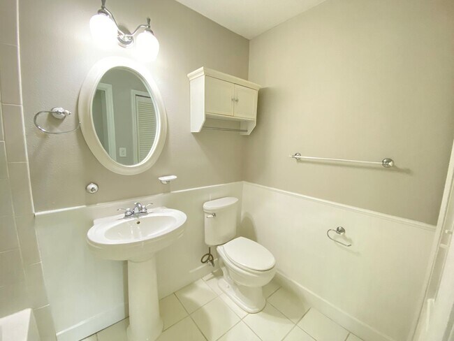 Building Photo - 3/2 single family home minutes from Lake E...