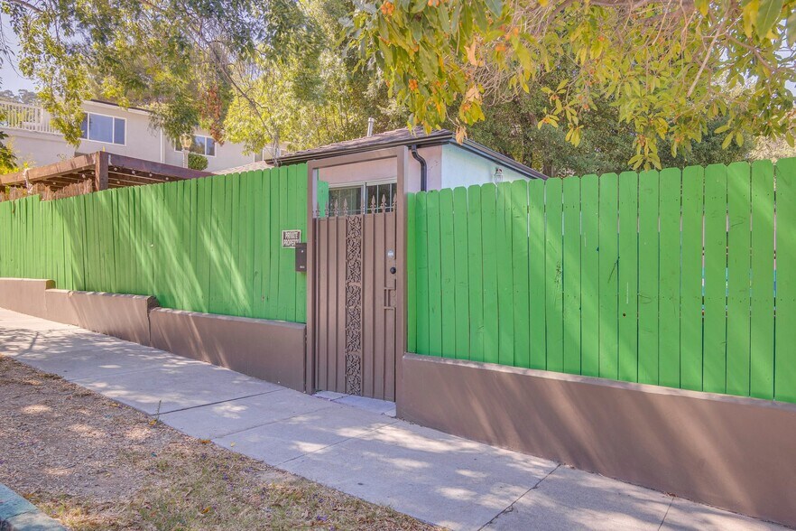 Building Photo - 3863 Broadlawn Dr