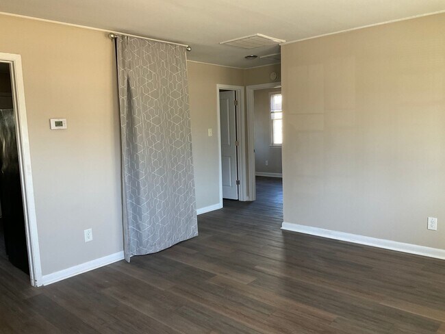 Building Photo - Nice 2 bedroom 1 bath duplex located close to Camp Lejeune.