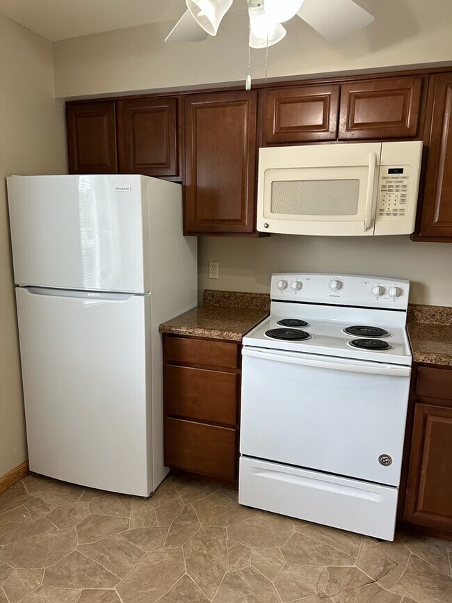 Building Photo - 2275 N Cable Rd