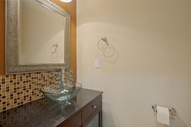 Building Photo - 5996 Clearwater Dr