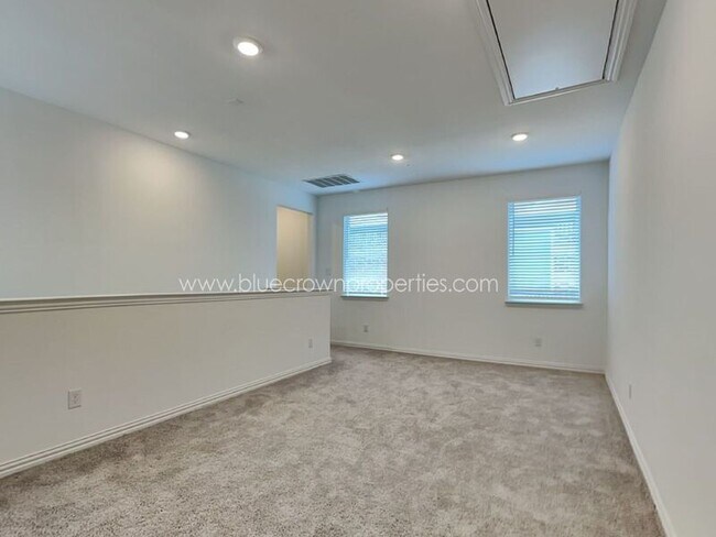 Building Photo - 6209 Queen's Path
