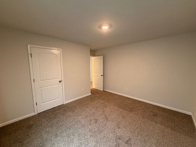 Building Photo - 1/2 Off First Month's Rent! Gorgeous 4 BR 2.5 Bath in Westlawn! Minutes from Veterans Parkway, Sh...