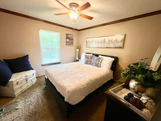 Building Photo - 6500 Lakewood Dr