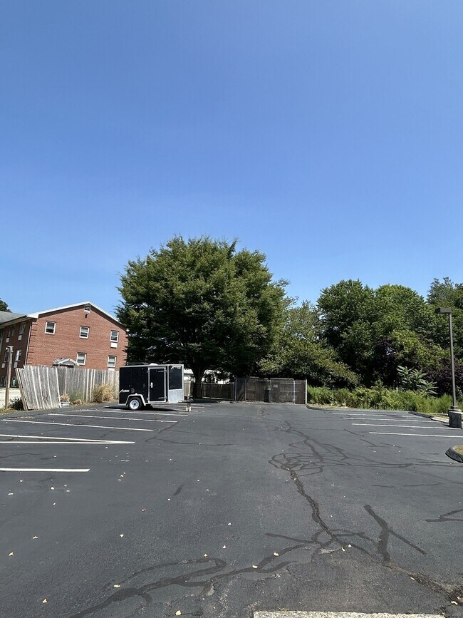 Building Photo - 1064 Poquonnock Rd