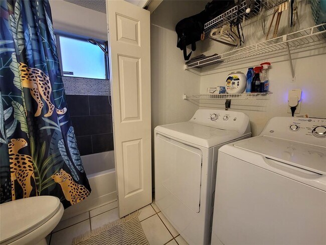 Building Photo - 1015 E Yager Ln