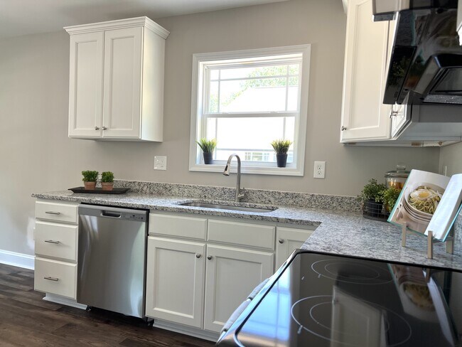 Building Photo - 634 Laundry St