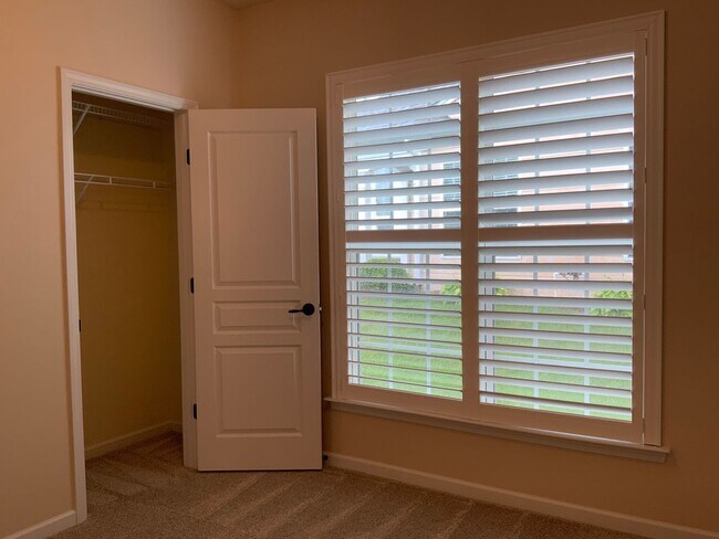 Building Photo - Move in ready in a wonderful Active 55+ Ad...