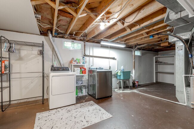 Building Photo - 5 bedroom 2 bath rental