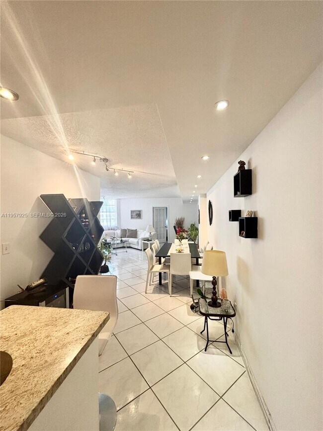 Building Photo - 999 Brickell Bay Dr