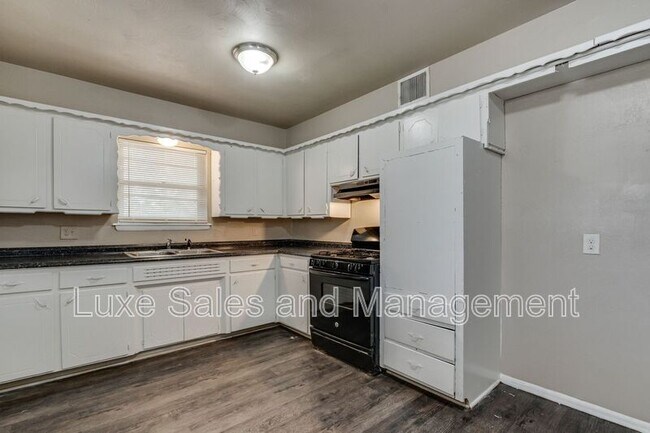 Building Photo - 3005 SW 52nd Pl