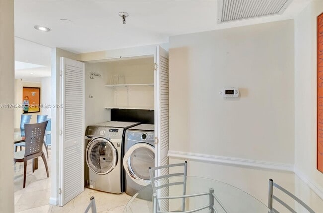 Building Photo - 520 Brickell Key Dr
