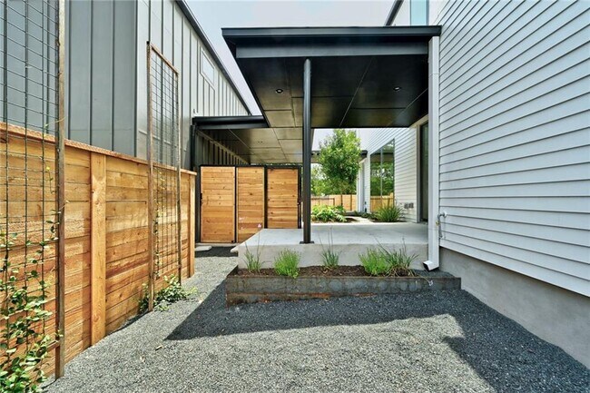 Building Photo - 3302 Denver Ave