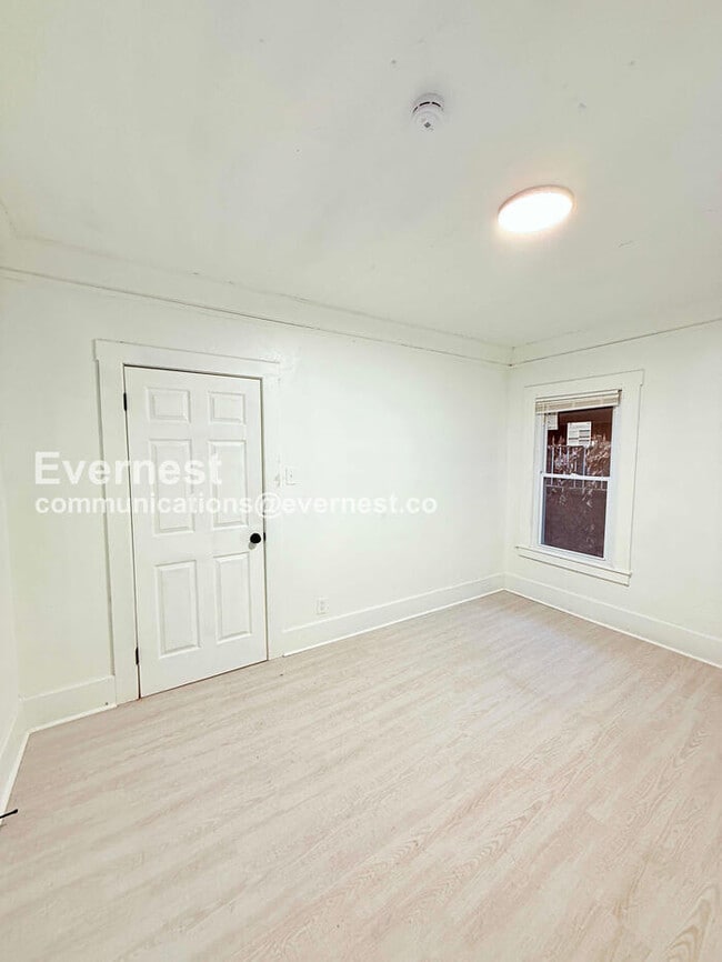 Building Photo - 8939 Dexter Ave