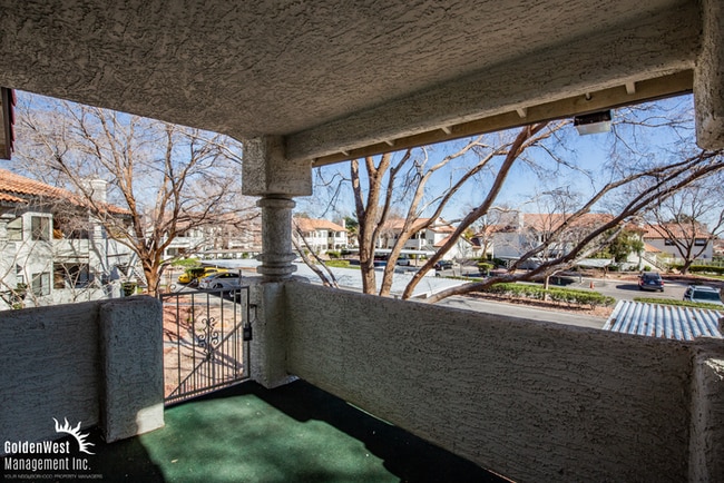 Building Photo - Charming 2Bdm 2Ba Upstairs Condo with Fireplace in Baycliff Creeks at The Lakes!