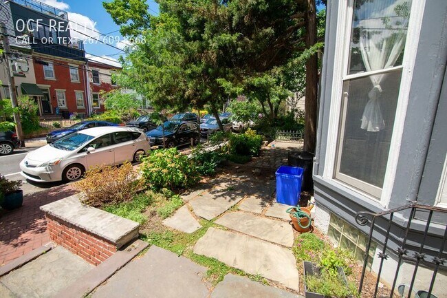 Building Photo - 2211 Bainbridge St