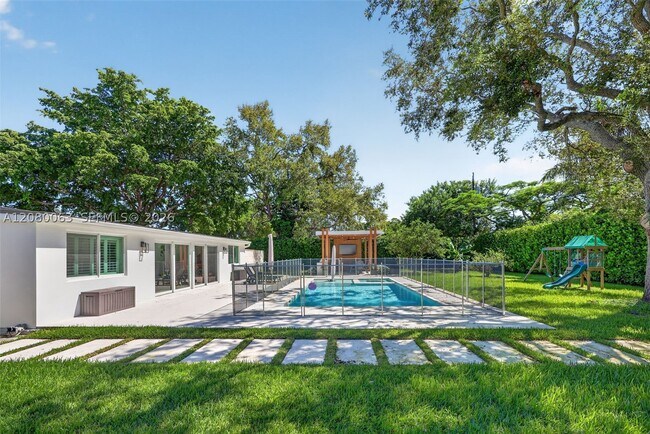 Building Photo - 14220 SW 86th Ave