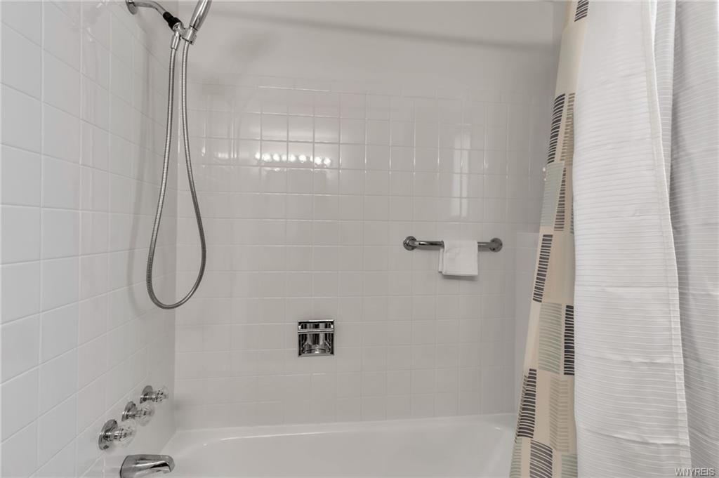 Full Bathroom - 28 Mead St