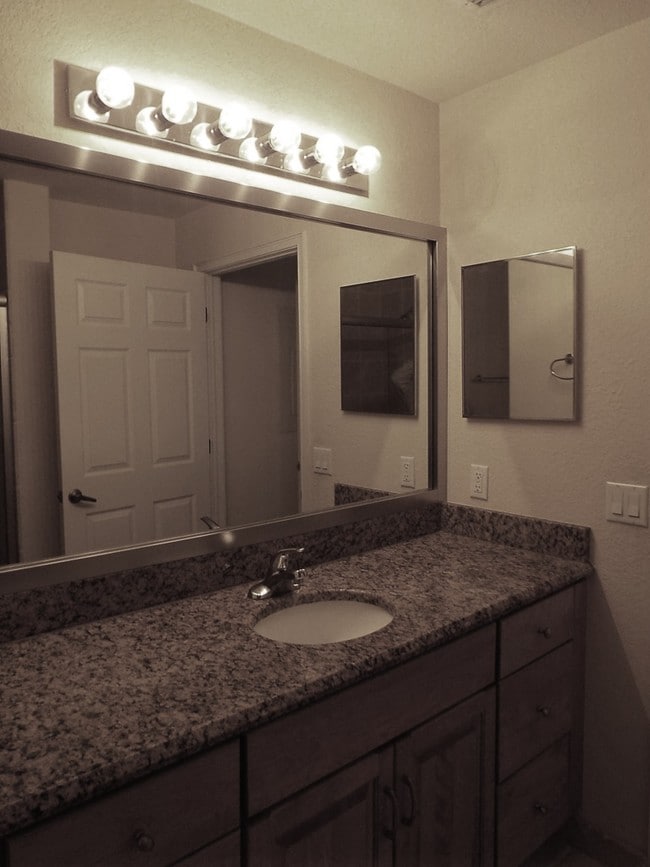 Building Photo - 13100 Bella Casa Cir