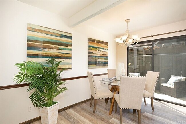 Building Photo - 323 Streamwood-