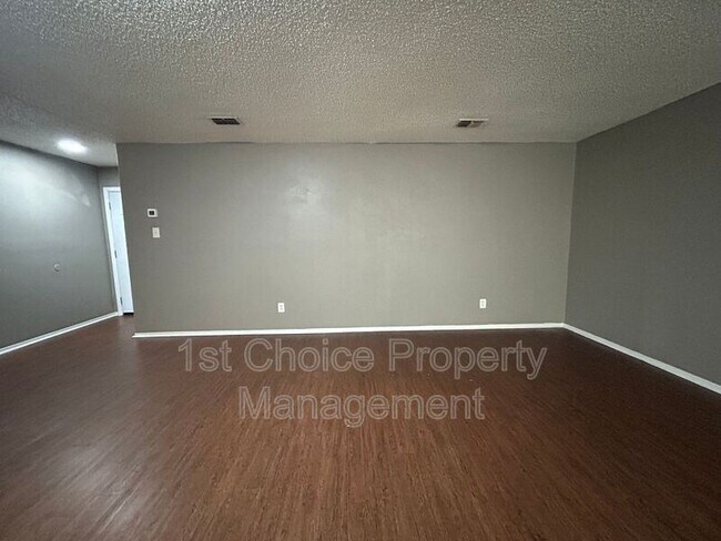 Building Photo - 625 Edwards Dr