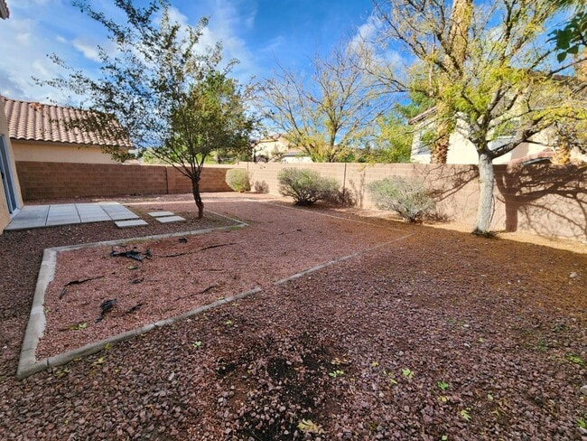 Building Photo - Beautiful former Model Home located near Southern Highlands Golf Club.