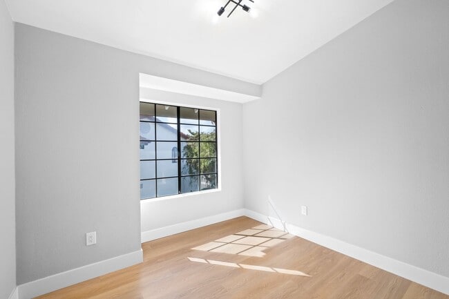 Building Photo - Move-In-Ready Townhome-Style Unit in Chula Vista!