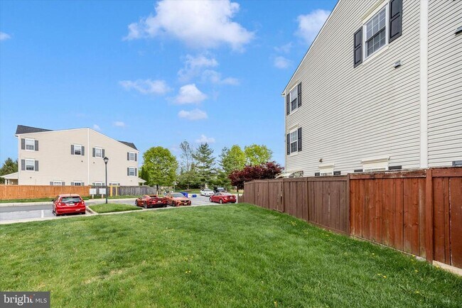 Building Photo - 4960 Clarendon Terrace